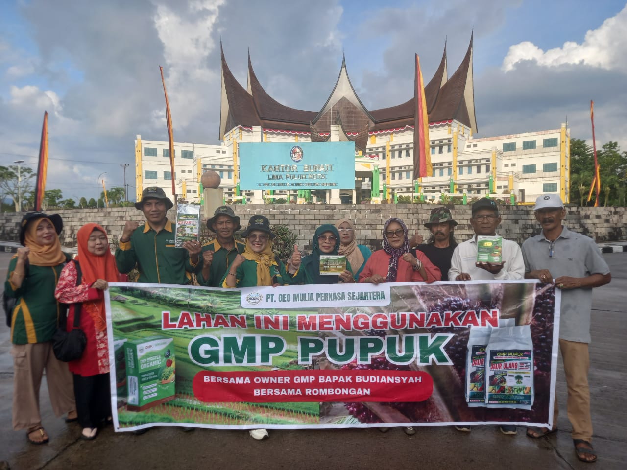 TEROBOSAN: Petani pemanfaat produk GMP Pupuk ke Limapuluh Kota, foto bersama Sabtu (10/8). (DOKUMEN PRIBADI)
