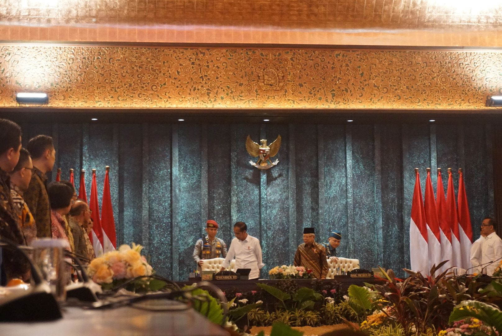 SIDANG KABINET: Presiden Joko Widodo dan Wakil Presiden Ma&rsquo;ruf Amin menggelar rapat paripurna perdana di IKN, tepatnya di ruang rapat lantai empat Istana Garuda, kemarin. (FERLYNDA PUTRI/JPG)