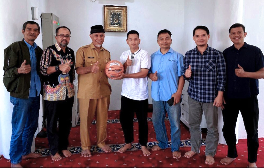 Tim DBL Surabaya Adin serahkan bola basket edisi terbaru spesial 20 Tahun DBL kepada Gubernur Sumbar Mahyeldi didampingi Kadispora Meifrizon, Senin (12/8/2024). (Foto: Jefrimon)
