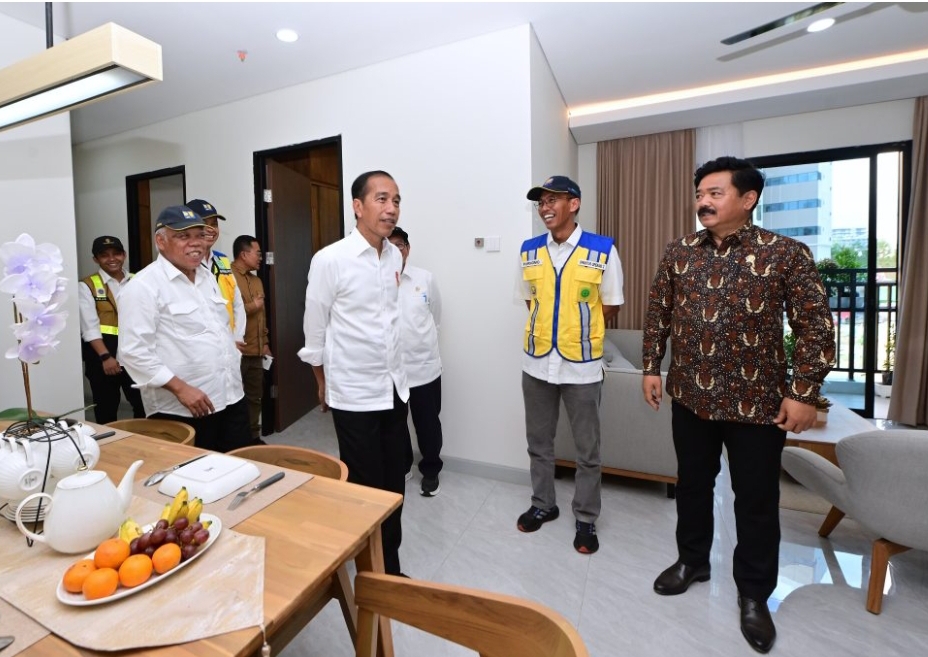Presiden Jokowi meninjau salah satu tower hunian ASN di IKN, Senin (12/8/2024).(Foto: BPMI Setpres/ Muchlis Jr)