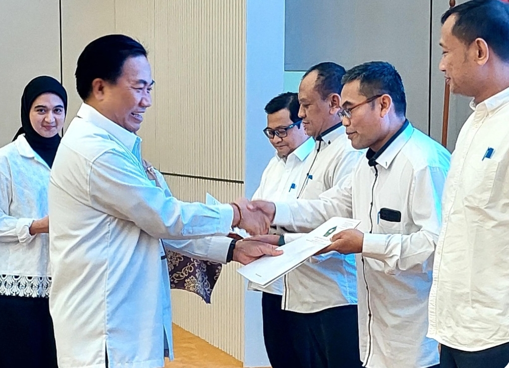 Surat persetujuan penetapan formasi jabatan fungsional Kemenag diserahkan Plt Deputi SDM Kementerian PANRB, Aba Subagja. (Foto: Humas Kemenag)