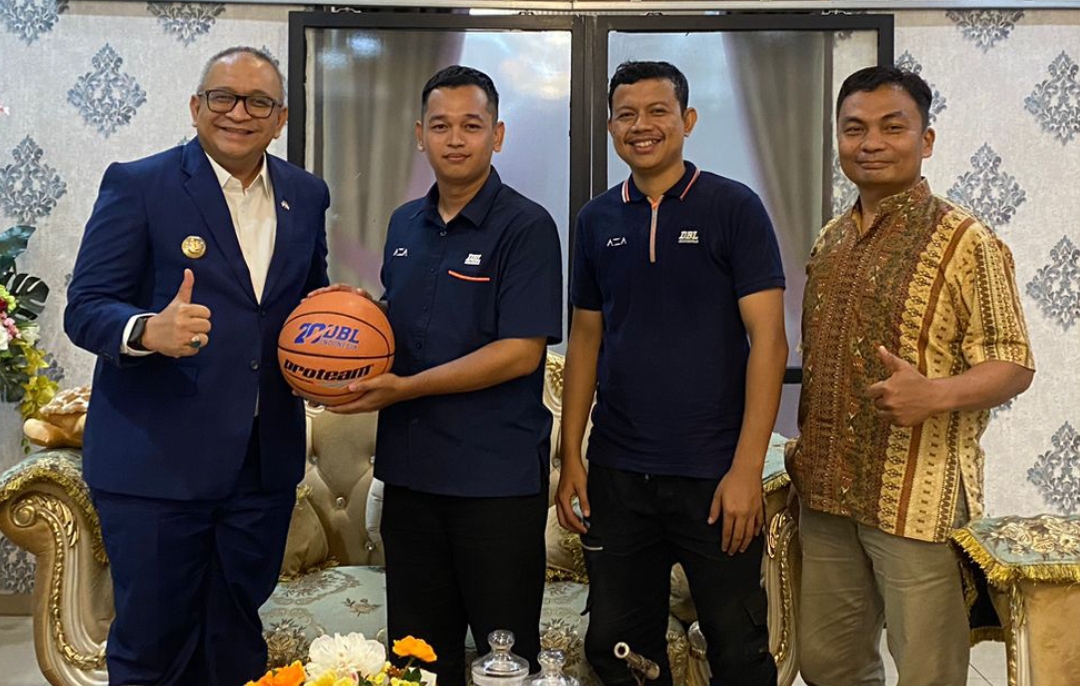 PJ Wali Kota Padang Andree Algamar saat menerima kunjungan Ketua Pelaksana DBL Sumbar 2024 Adin. (Foto: IST)
