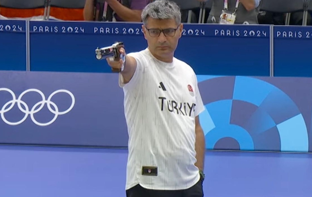 Yusuf Dikec, atlet menembak Turki yang telah mencuri perhatian dunia dengan pose santainya yang viral di Olimpiade Paris 2024. (Foto: X)