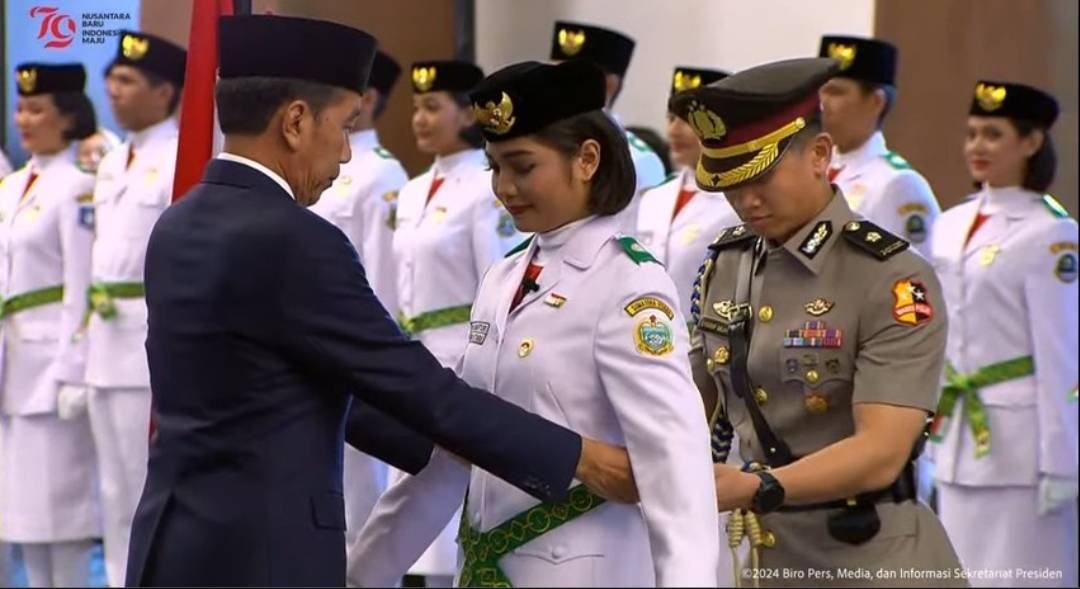 Presiden mengukuhkan Paskibraka Nasional 2024 kepada Violetha Agryka Sianturi mewakili rekan-rekannya, di Istana Garuda, Ibu Kota Nusantara (IKN), Selasa (13/8/2024). (Foto: YouTube Setpres)
