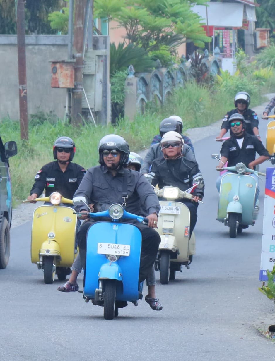 PUNYA CARA SENDIRI: Kapolres Payakumbuh, Ricky Ricardo saat touring sepeda motor bersama komunitas Vespa akhir pekan lalu. (POLRES PAYAKUMBUH UNTUK PADEK)