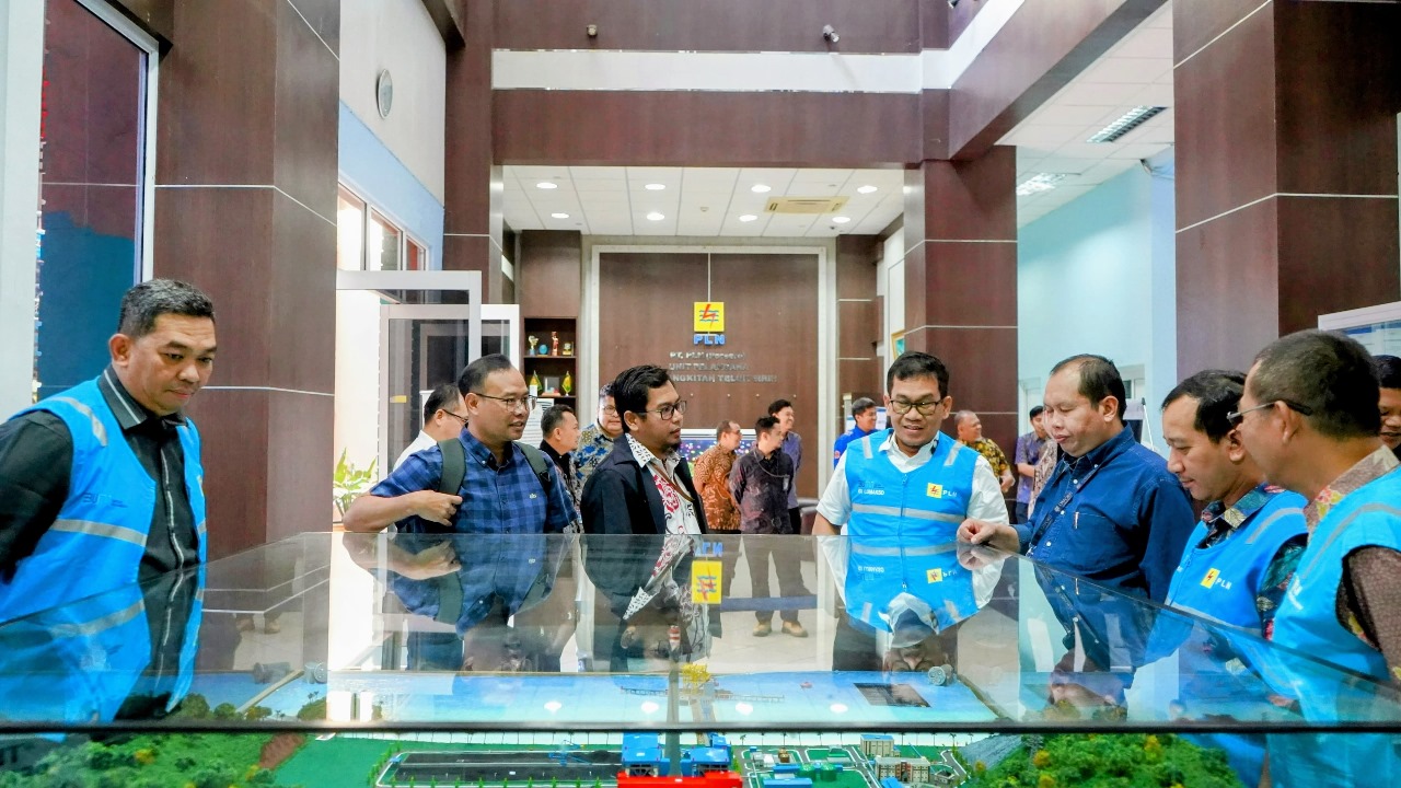 APRESIASI: UBP Teluk Sirih Lufti Nul Hakim (tengah) menerima kunjungan kerja Direktur Manajemen Pembangkitan (DIR MKIT) PT PLN (Persero) Adi Lumakso (kanan). (KOMTIR FOR PADEK)