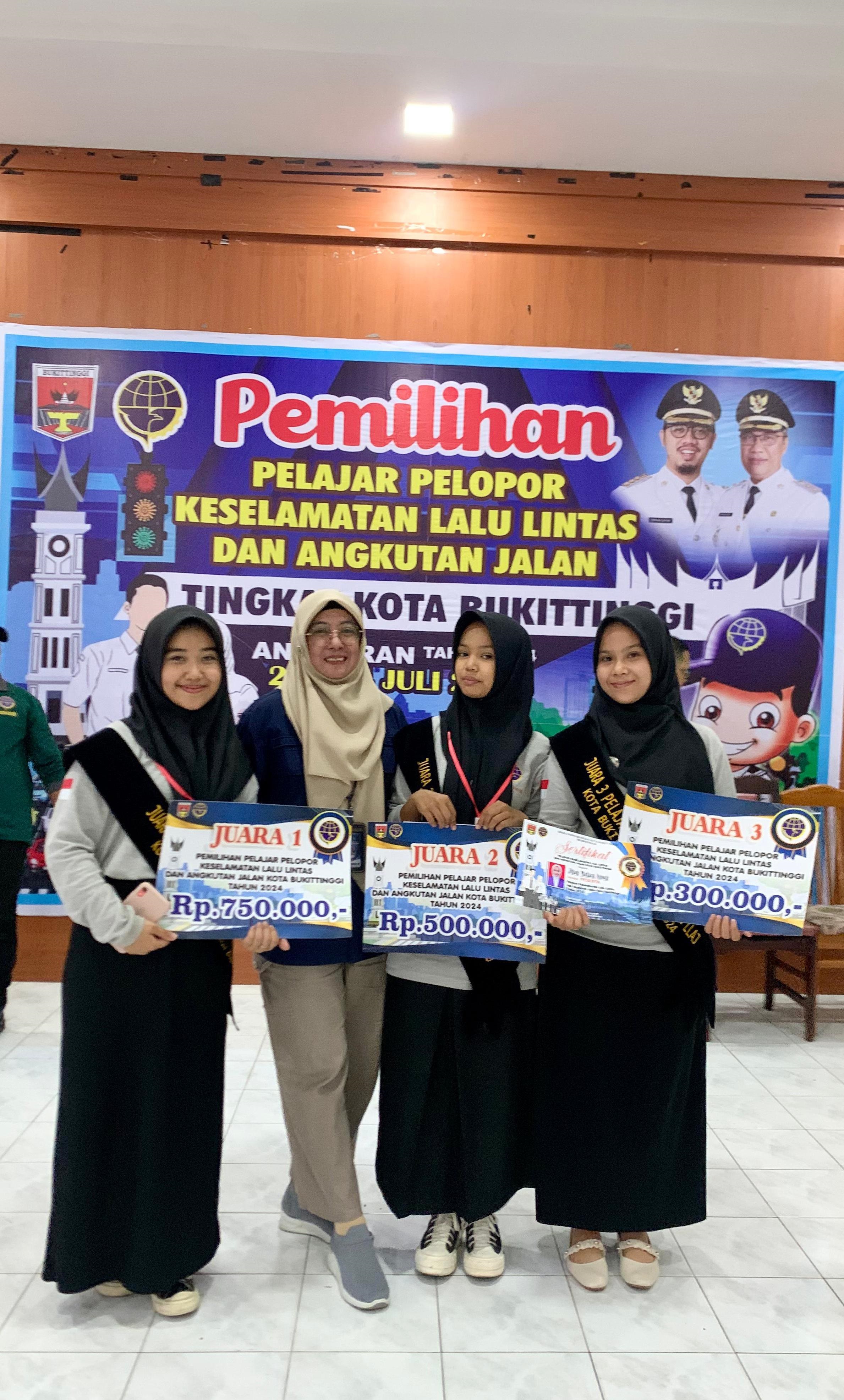 PRESTASI: Siswi SMA Islam Al-Ishlah Bukittinggi yang berhasil menjadi juara 1 dalam Pemilihan Pelajar Pelopor Keselamatan Lalu Lintas dan Angkutan Jalan Kota Bukittinggi Tahun 2024. (TIM LAMAN GURU)