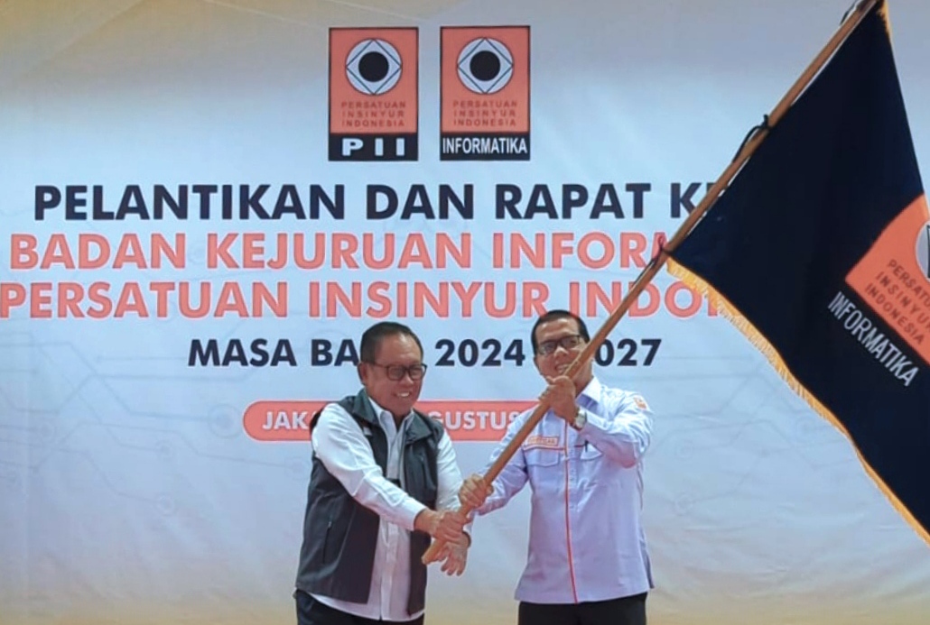 Pelantikan Yuhefizar (kanan) sebagai Ketua BK Informatika PII periode 2024-2027.(Foto: IST)