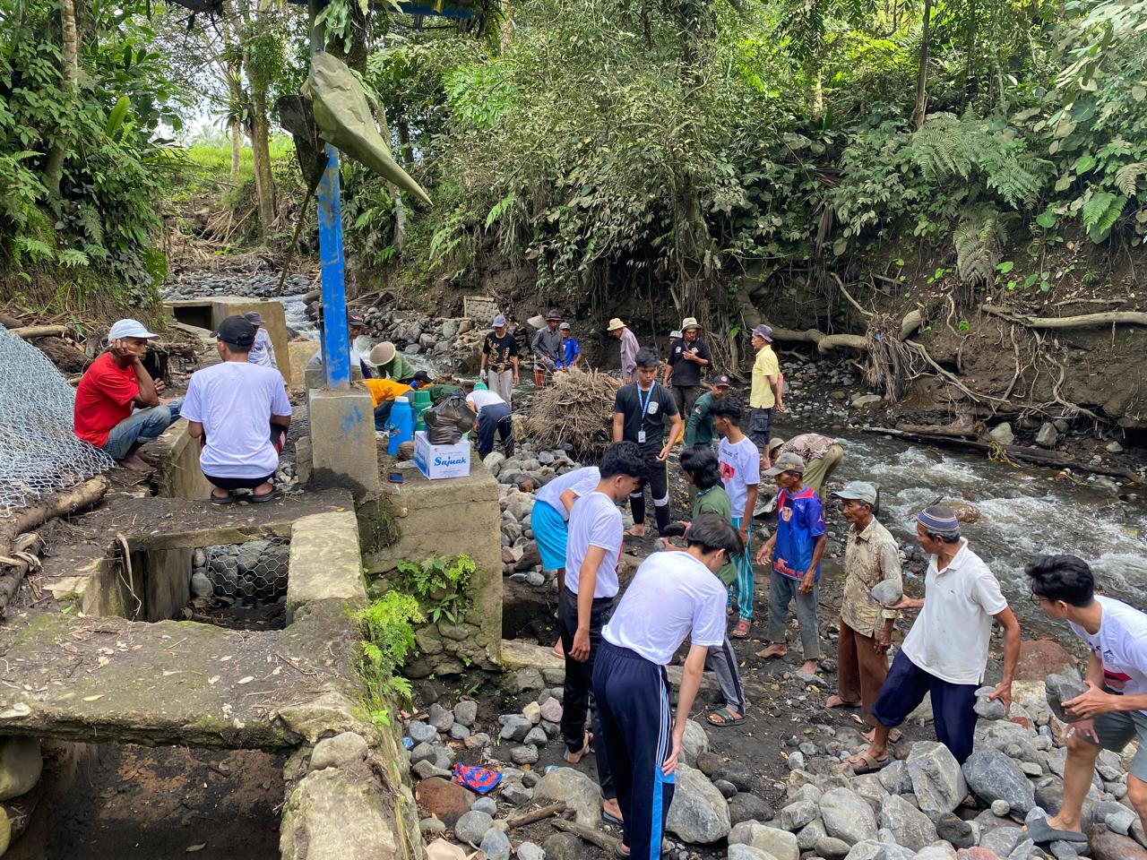 DAMPAK GALODO: Masyarakat Nagari Batipuah Baruah bersama mahasiswa KKN Unand melakukan normalisasi sungai di kawasan tersebut, akhir pekan lalu.&nbsp;(dok. pribadi)