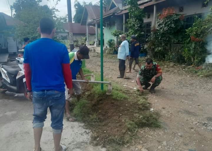 BERSEMANGAT: Personel TNI melakukan gotong royong membersihkan bersama warga, kemarin. Kegiatan itu dalam rangka menyemarakkan peringatan HUT RI Ke 79. (DOKUMEN KODIM UNTUK PADEK)