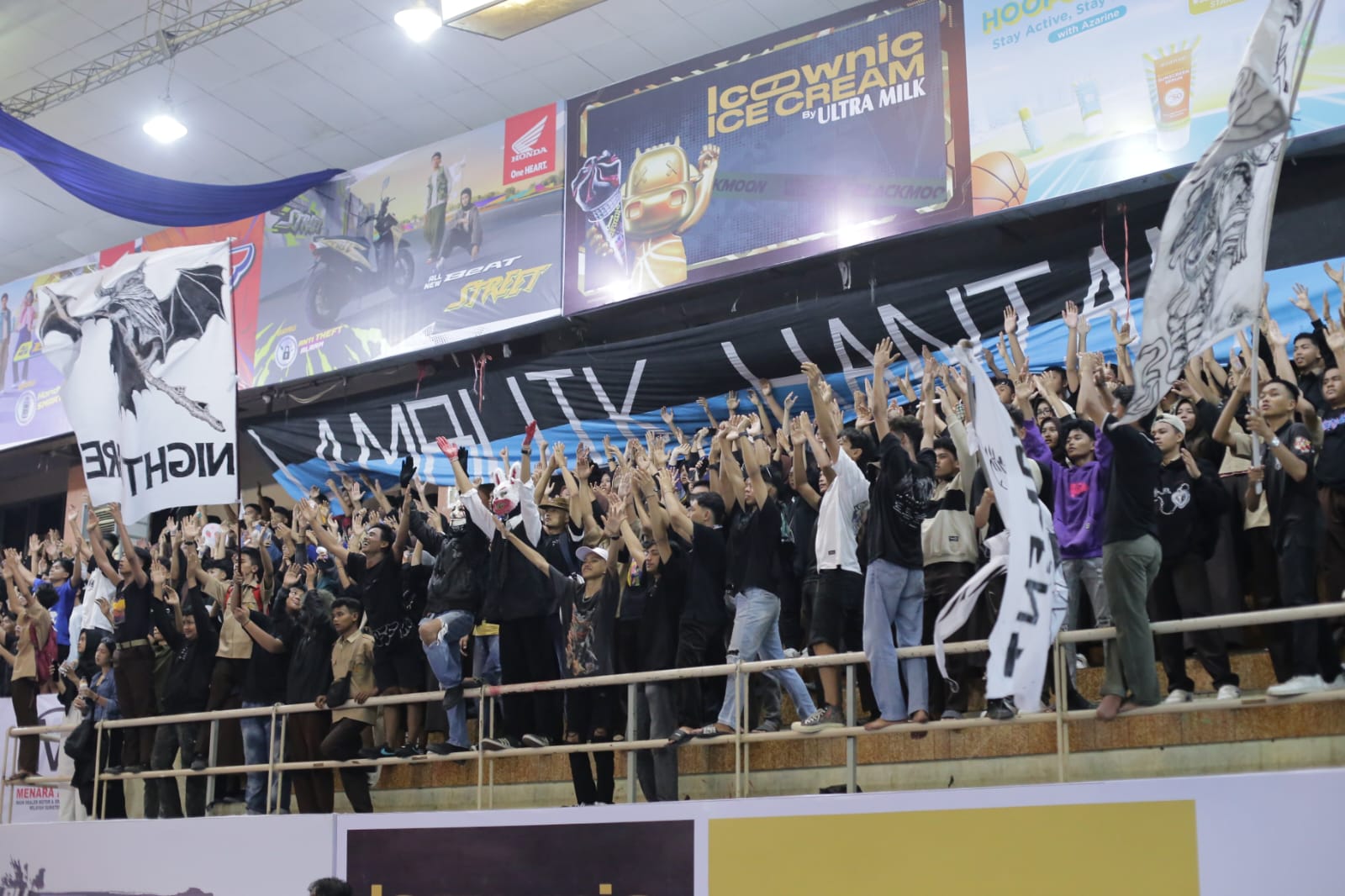 Penampilan memukau yang dipertunjukkan suporter SMAN 14 Padang, Valent Mania, di laga pembuka . (GILANG DBL)