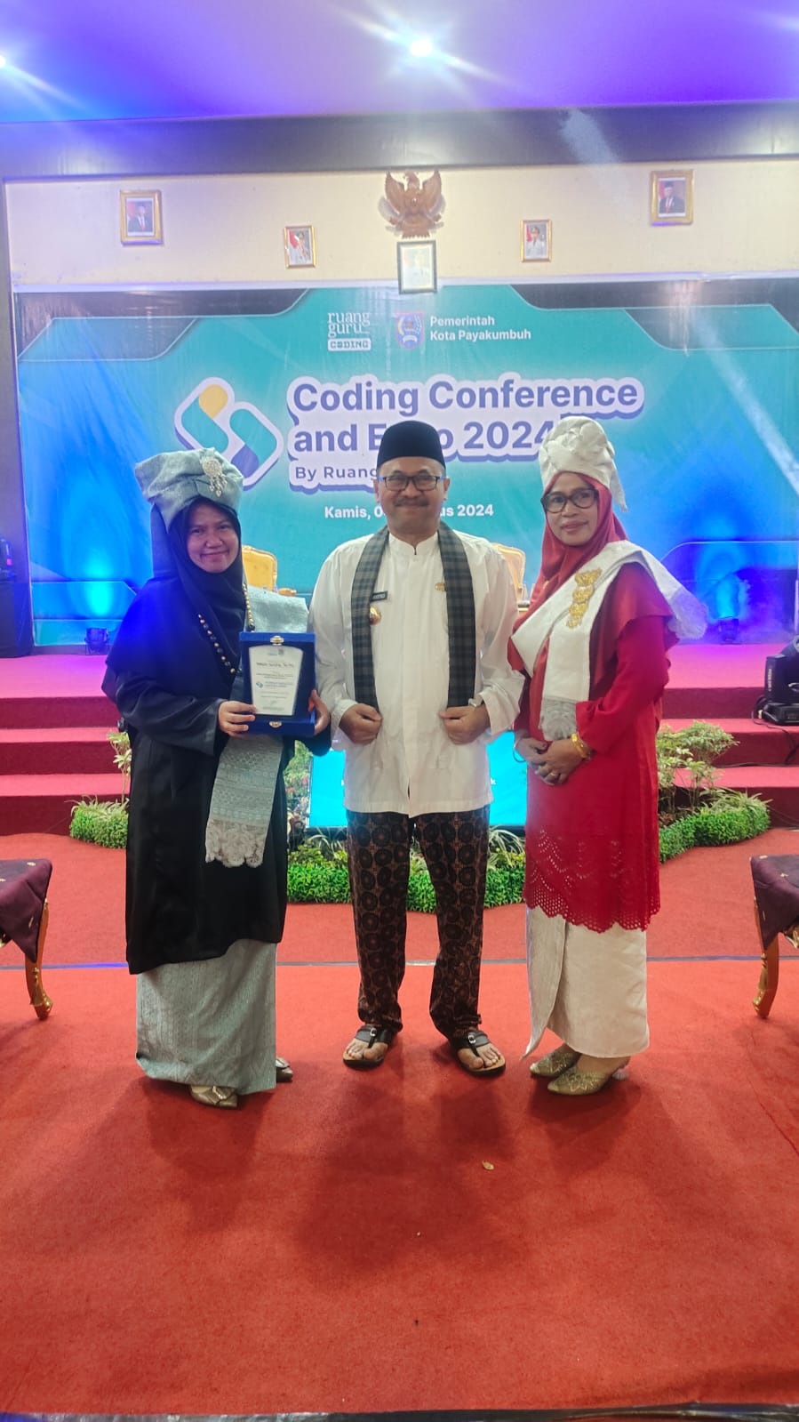 BIKIN BANGGA: Meili Junita, M.Pd mendapatkan penghargaan acara Coding conference and expo 2024. (TIM LAMAN GURU)