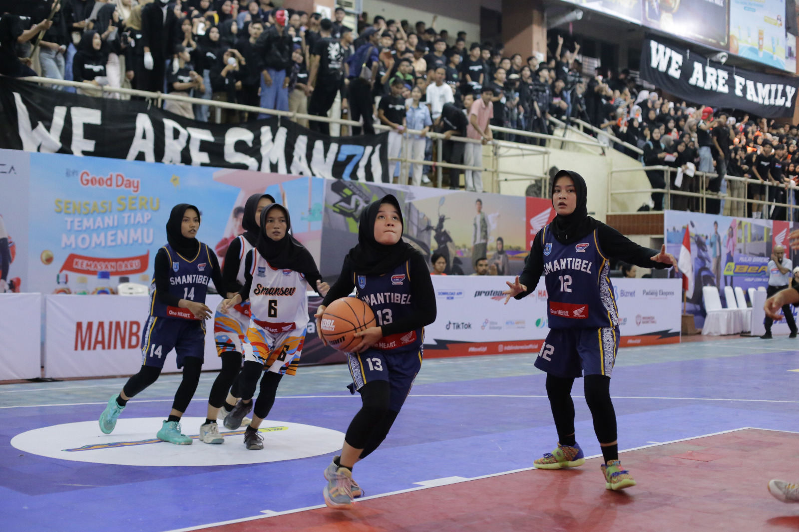 Tim Basket Putri SMAN 13 Padang berhasil come back dan memenangi laga melawan SMAN 7 Padang di GOR Prayoga, Jumat (16/8)