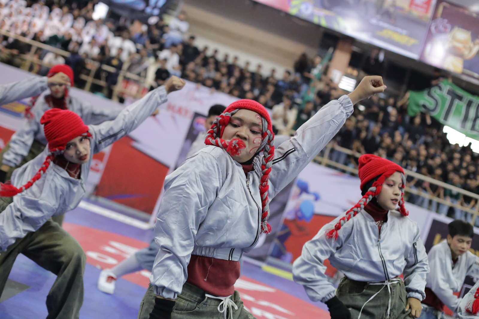 Penampilan memukau dari Tim Dance SMAN 13 Padang di DBL Dance Competition 2024 West Sumatera, Jumat (16/8).