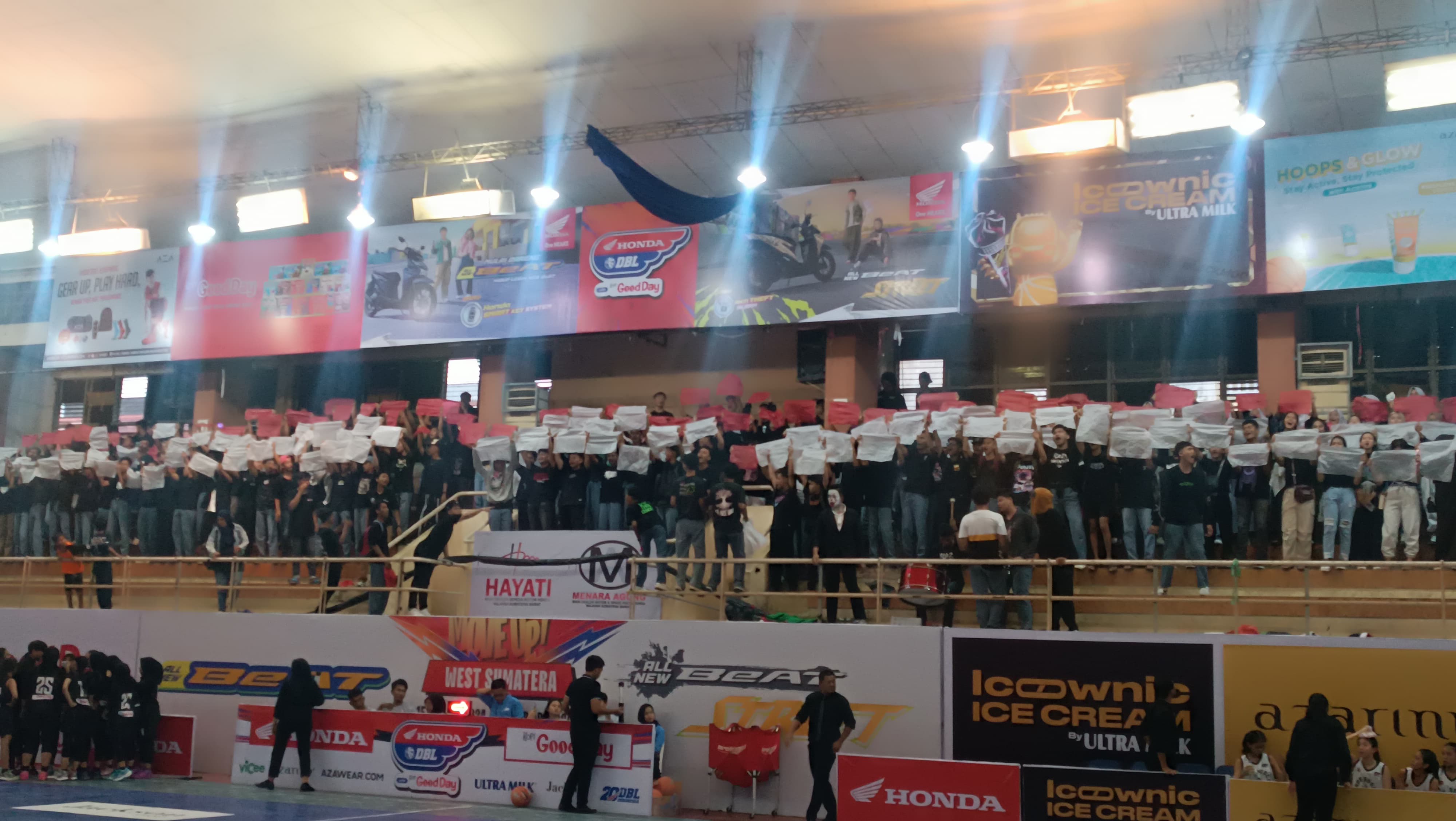 Kekompakkan yang ditampilkan supporter SMAN 7 Padang di Honda DBL with Kopi Good Day West Sumatera.