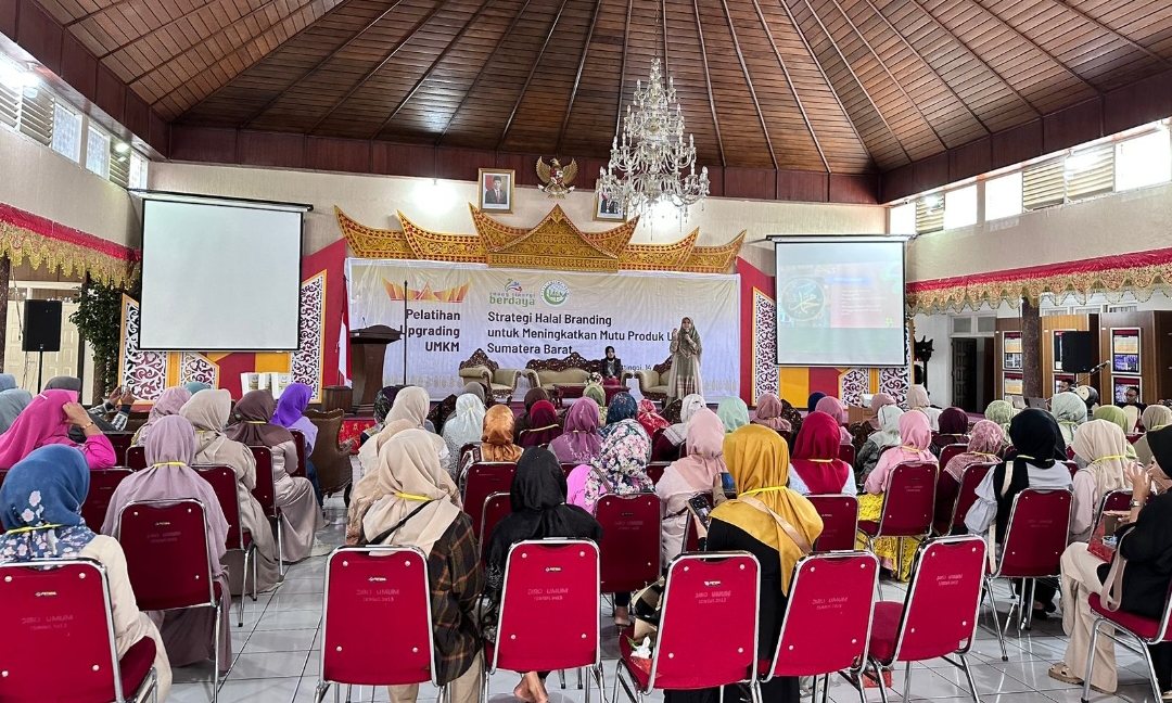 Anggota DPR RI Nevi Zuairina menghadiri seminar UMKM bertajuk &ldquo;Strategi Halal Branding untuk Meningkatkan Mutu Produk UMKM Sumatera Barat&rdquo; yang diselenggarakan di Bukittinggi. (Foto: Tim NZ)