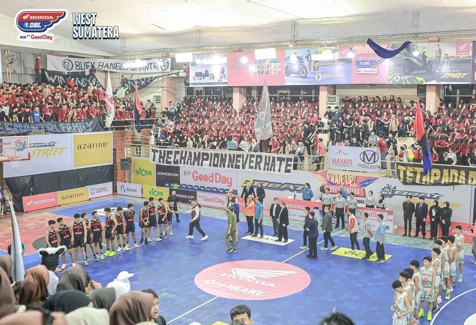 Gubernur Sumbar Mahyeldi secara resmi membuka gelaran Honda DBL with Kopi Good Day 2024 West Sumatera di GOR Prayoga, Padang, Kamis (15/8). (Foto: Gilang/ DBL Padang)