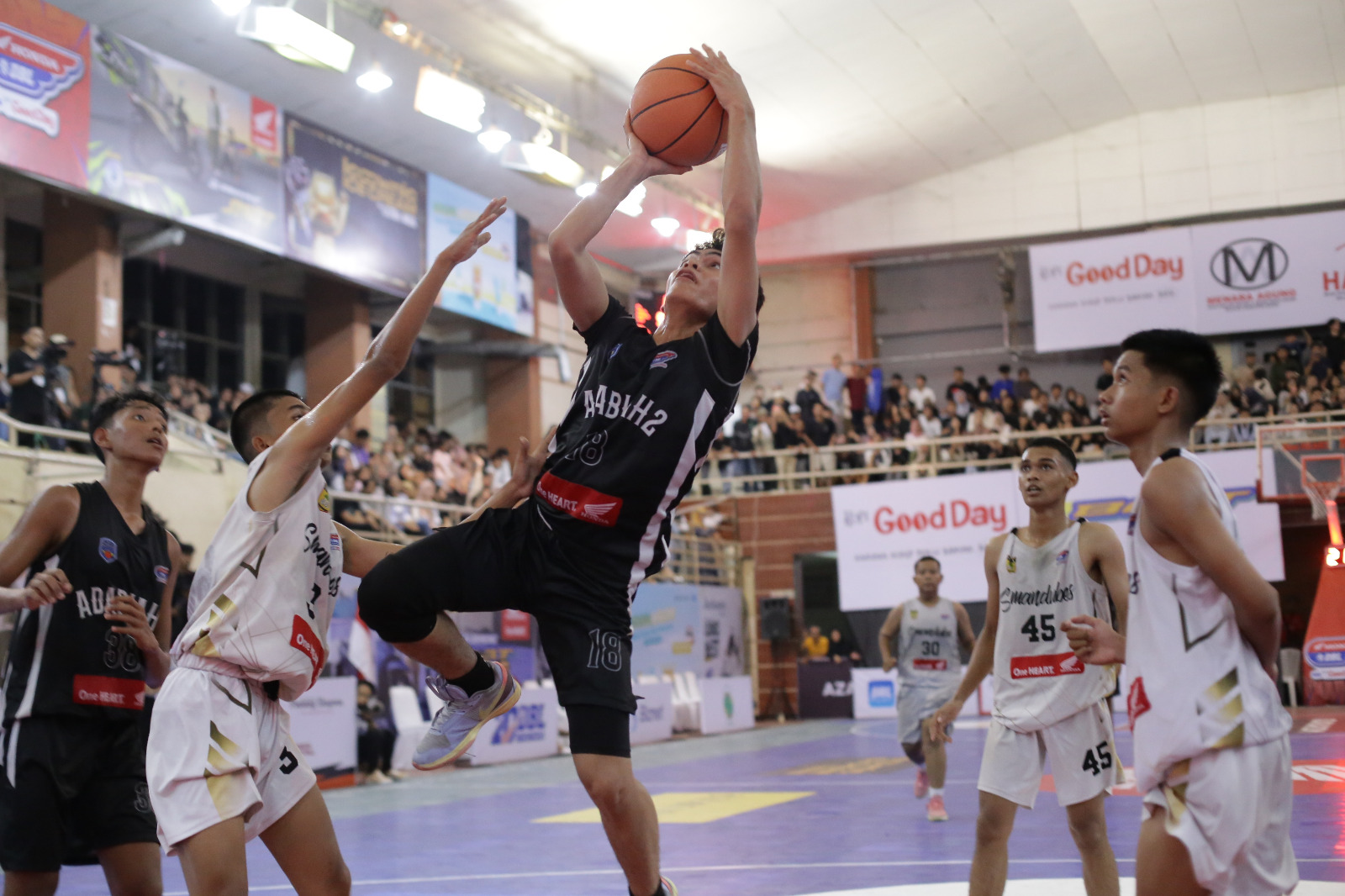 Tim Basket Putra SMA Adabiah 2 Padang berhasil mengalahkan SMAN 12 Padang di laga penutup hari kedua Honda DBL with Kopi Good Day West Sumatera, Jumat (16/8).