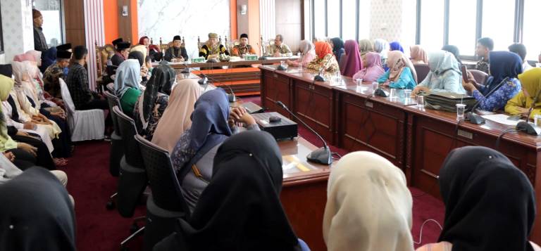 Pj Wali Kota Pariaman, Roberia, melakukan temu ramah dengan 42 orang calon mahasiswa program Satu Keluarga Satu Sarjana (Saga Saja) di Ruang Rapat Wali Kota Pariaman.