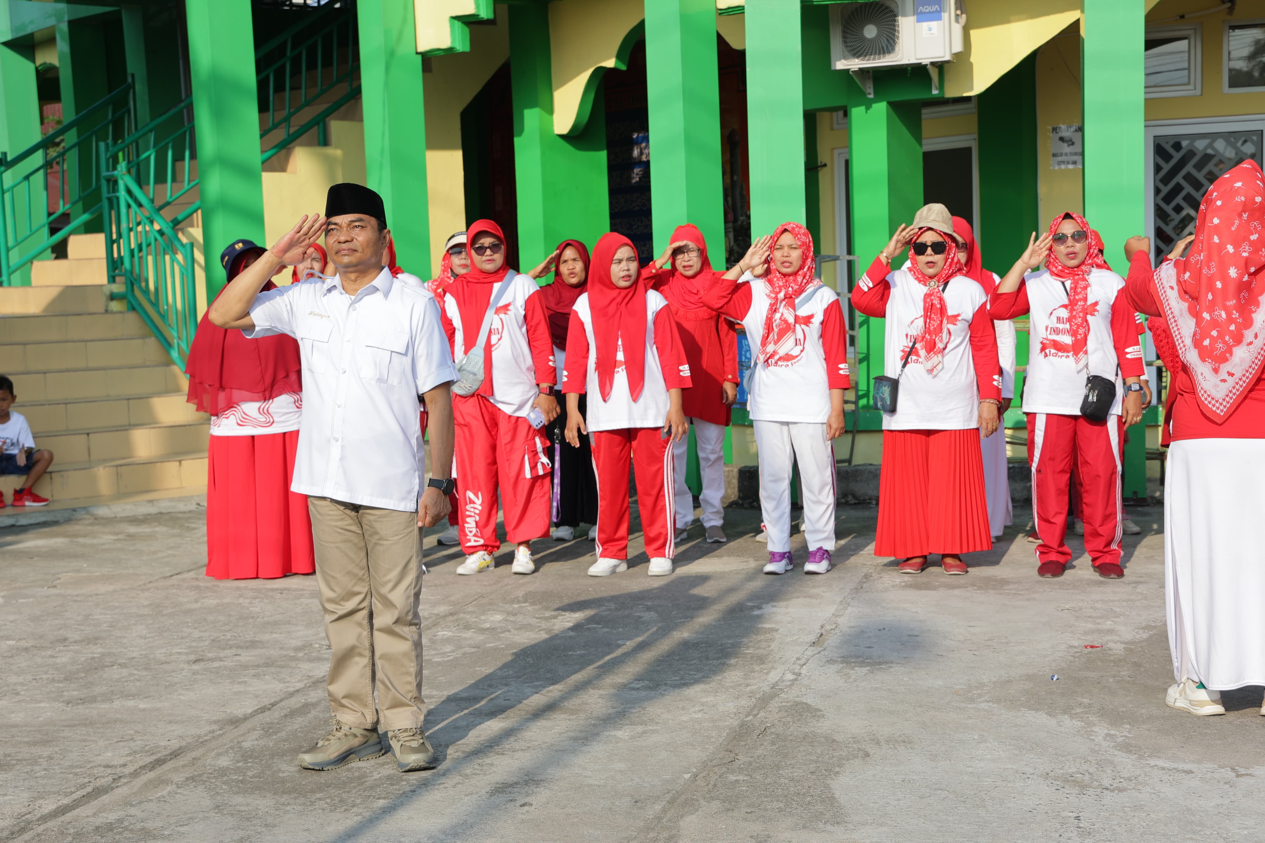 Calon Wakil Wali Kota Padang, Hidayat saat jadi Inspektur Upacara HUT RI Ke-79 di RW V, Kelurahan Sawahan Timur, Kecamatan Padang Timur, Sabtu 17 Agustus 2024.