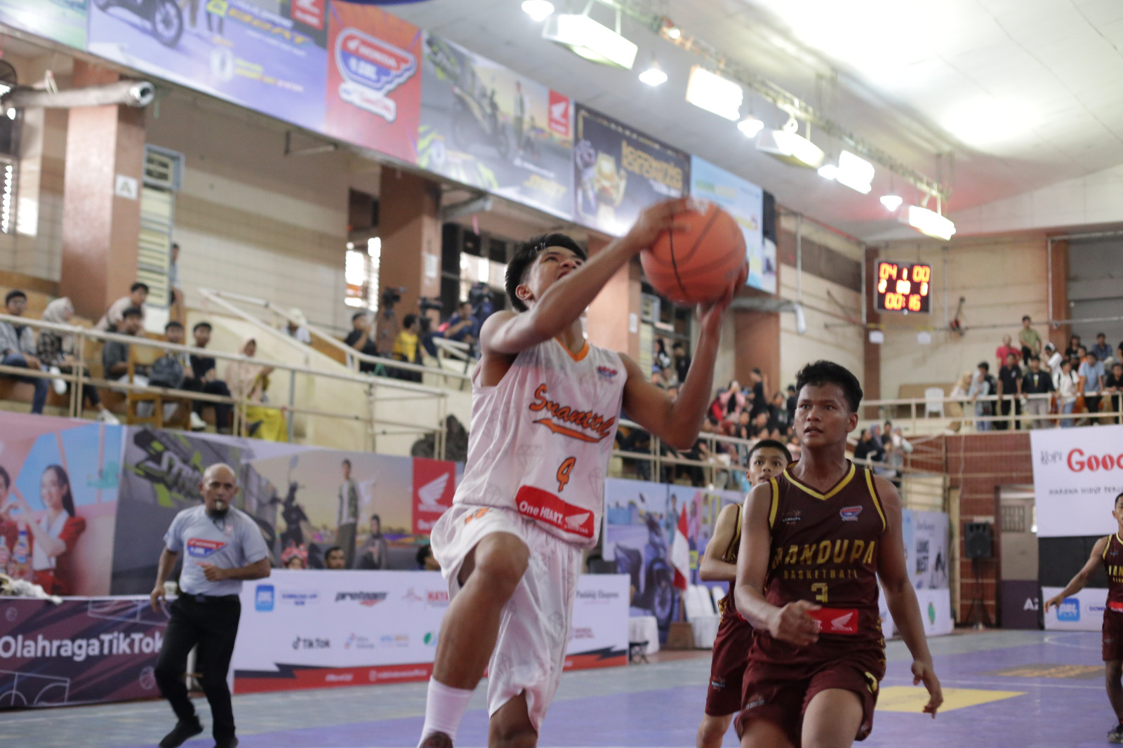 Tim Basket Putra SMAN 3 Bukittingi menangkan pertandingan lawan MAN 2 Padangdi Honda DBL with Kopi Good Day West Sumatera, Sabtu (17/8) di GOR Prayoga Padang.