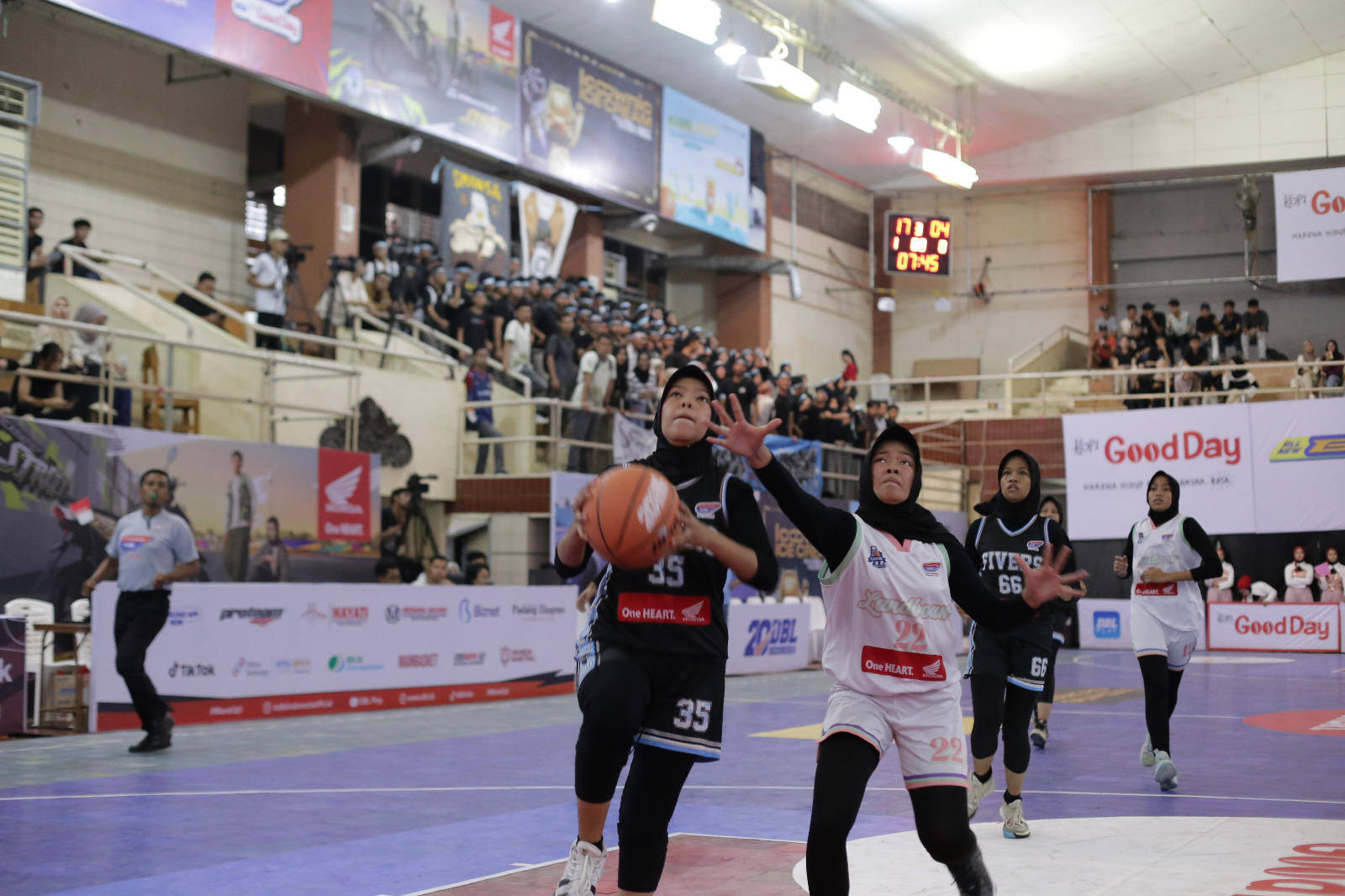 Tim Basket Putri SMAN 1 Bukittinggi berhasil melaju ke babak berikutnya usai mengalahkan SMAN 5 Padang,Sabtu (17/8) di GOR Prayoga Padang.