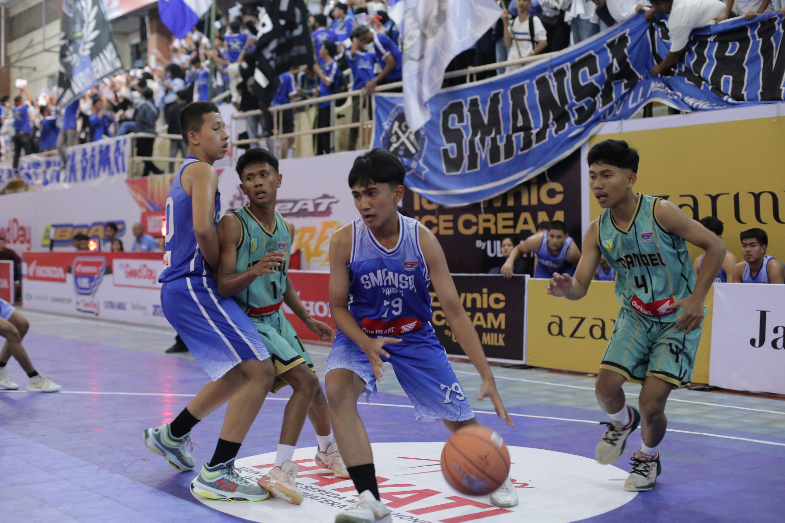 Tim Basket Putra SMAN 1 Padang berhasil mengandaskan SMAN 8 Padang di laga Honda DBL with Kopi Good Day West Sumatera, Sabtu (17/8) di GOR Prayoga Padang.