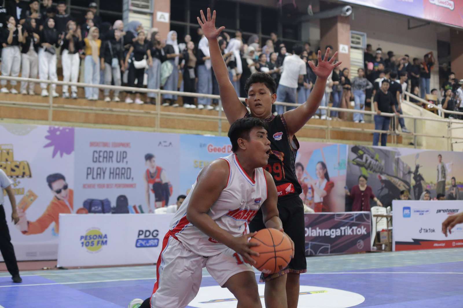 Tim Basket Putra SMA Adabiah 1 Padang berhasil keluar sebagai pemenang saat melawan SMAN 6 Padang, Sabtu (17/8).