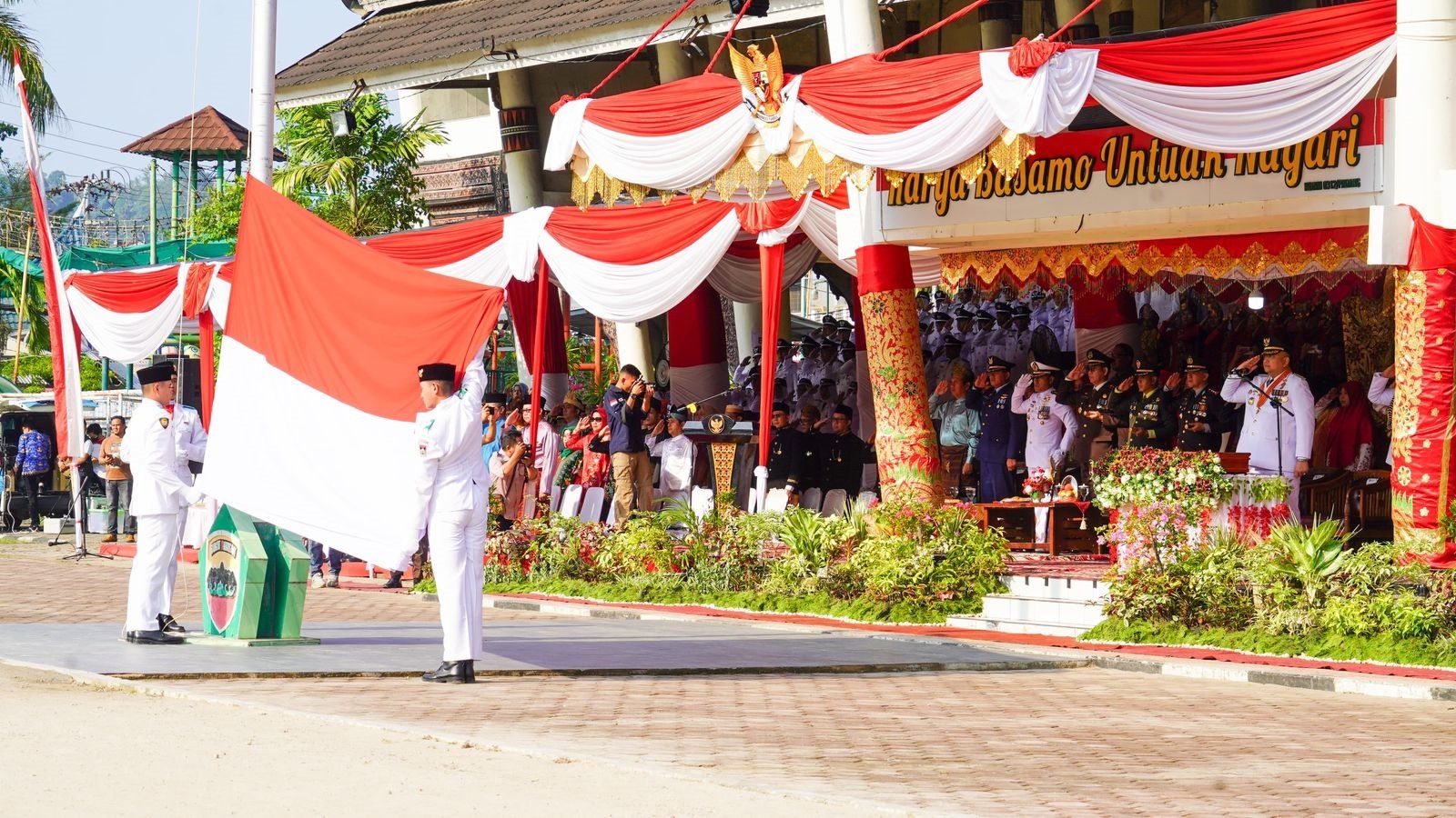 Pengibaran bendera merah putih saat peringatan HUT ke-79 Kemerdekaan RI di Lapangan Imam Bonjol Padang. (DOK PROKOPIM PADANG)