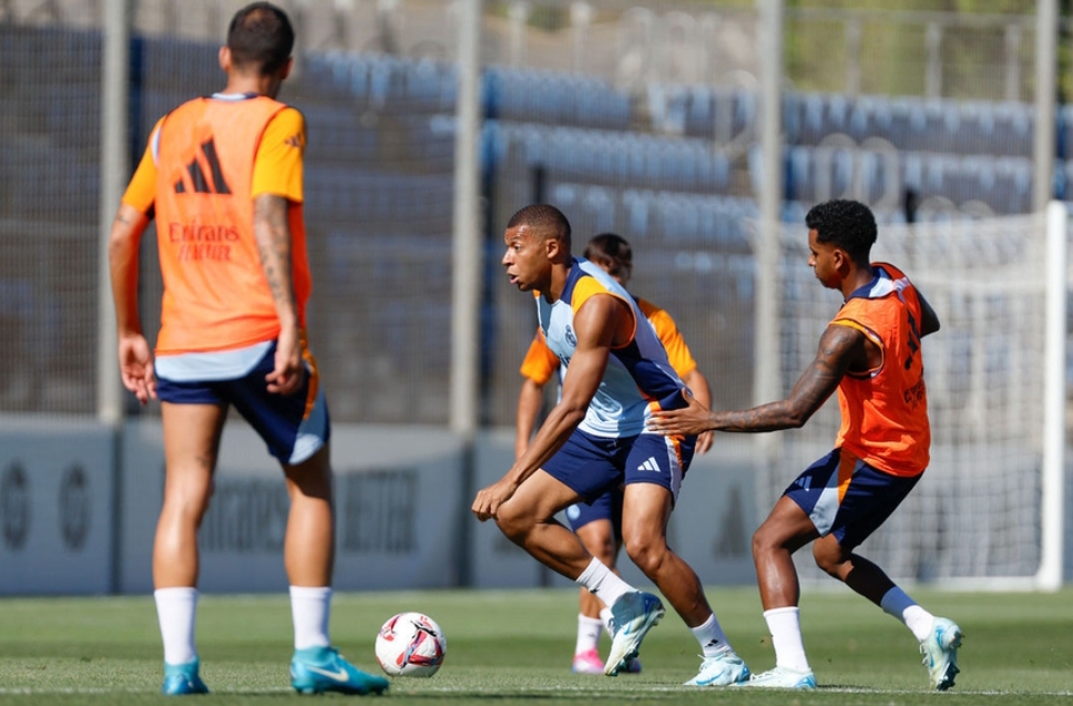 Kylian Mbappe bersama para pemain Real Madrid latihan jelang laga ke markas Real Mallorca, di Estadi Mallorca Son Moix, Senin (19/8) dini hari WIB. (Foto: V&iacute;ctor Carretero/ Real Madrid)