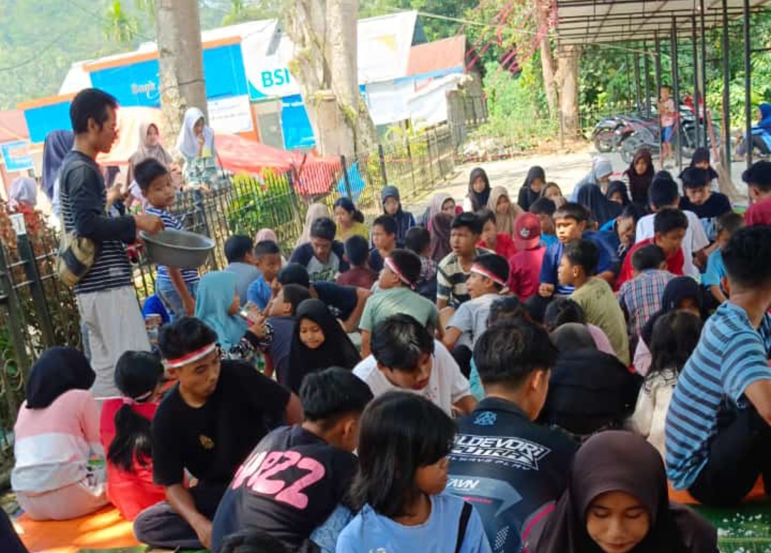 Suasana meriah dan penuh kebersamaan saat makan bajamba di Kelurahan Lubang Panjang, Kecamatan Barangin, Kota Sawahlunto pada Minggu (18/8/2024). (Foto: Denie)