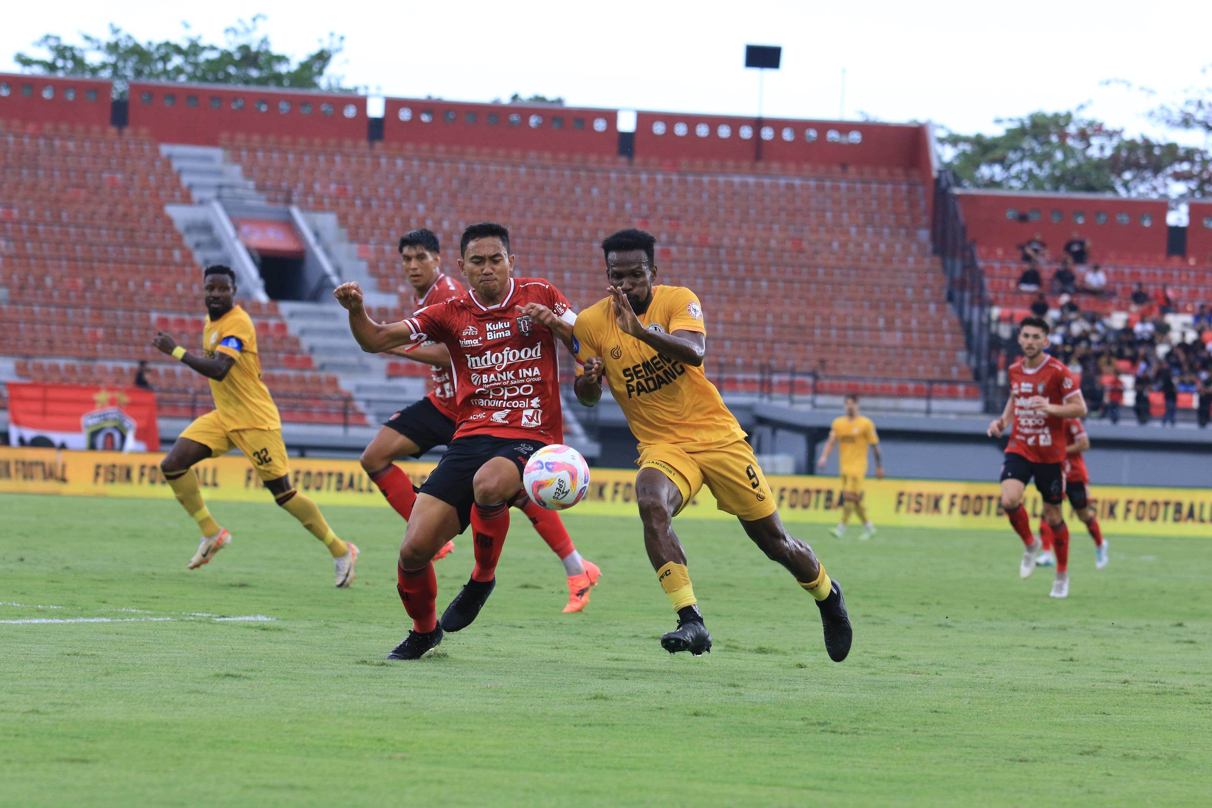 AWAL BURUK: Penyerang Semen Padang FC Cornelius Ezekiel Stewart (kanan) mendapat kawalan ketat dari bek Bali United Ricky Fajrin Saputra. (SEMEN PADANG FC UNTUK PADEK)