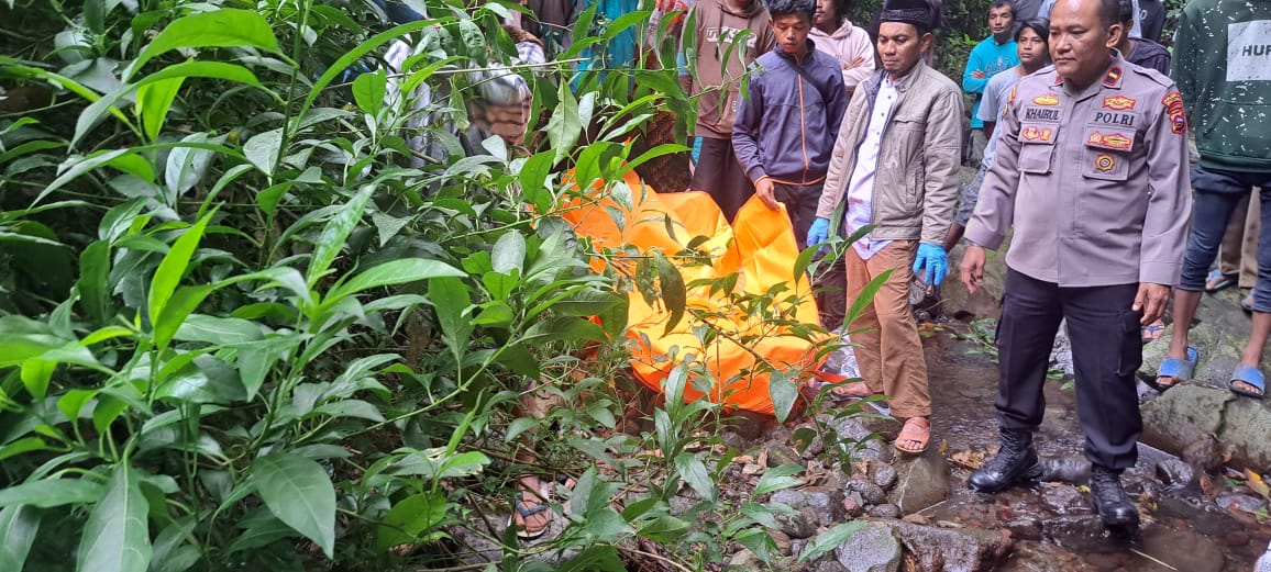 HEBOH: Proses Evakuasi Kerangka yang di temukan di dekat aliran air di Jorong Batu Gadang, Nagari Padang Laweh Kecamatan Sungai Pua, Kabupaten Agam, beberapa waktu lalu.(Rian/Padek)
