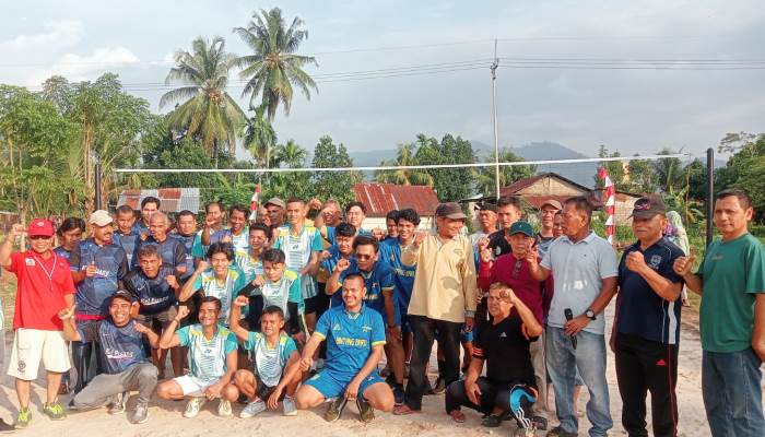 Warga Kelurahan Pisang, Kecamatan Pauh, Kota Padang,  mengadakan turnamen bola voli antar-RW, hingga 24 Agustus di Lapangan Voli Djamaluddin Wak Ketok.