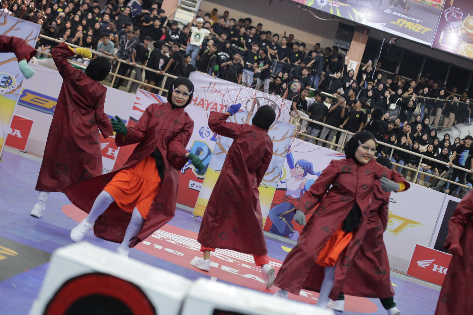 Tim Dance SMA Adabiah 1 Padang saat menampilkan aksi mereka di DBL Dance Competition 2024 di GOR Prayoga Padang.