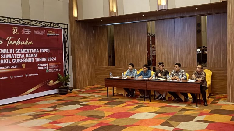 Ketua KPU Pessel, Aswandi, (tengah) saat menyampaikan DPHP untuk ditetapkan menjadi DPS ketika rapat pleno terbuka tingkat provinsi yang diikuti oleh KPU kabupaten/kota se Sumbar. (Dok KPU)