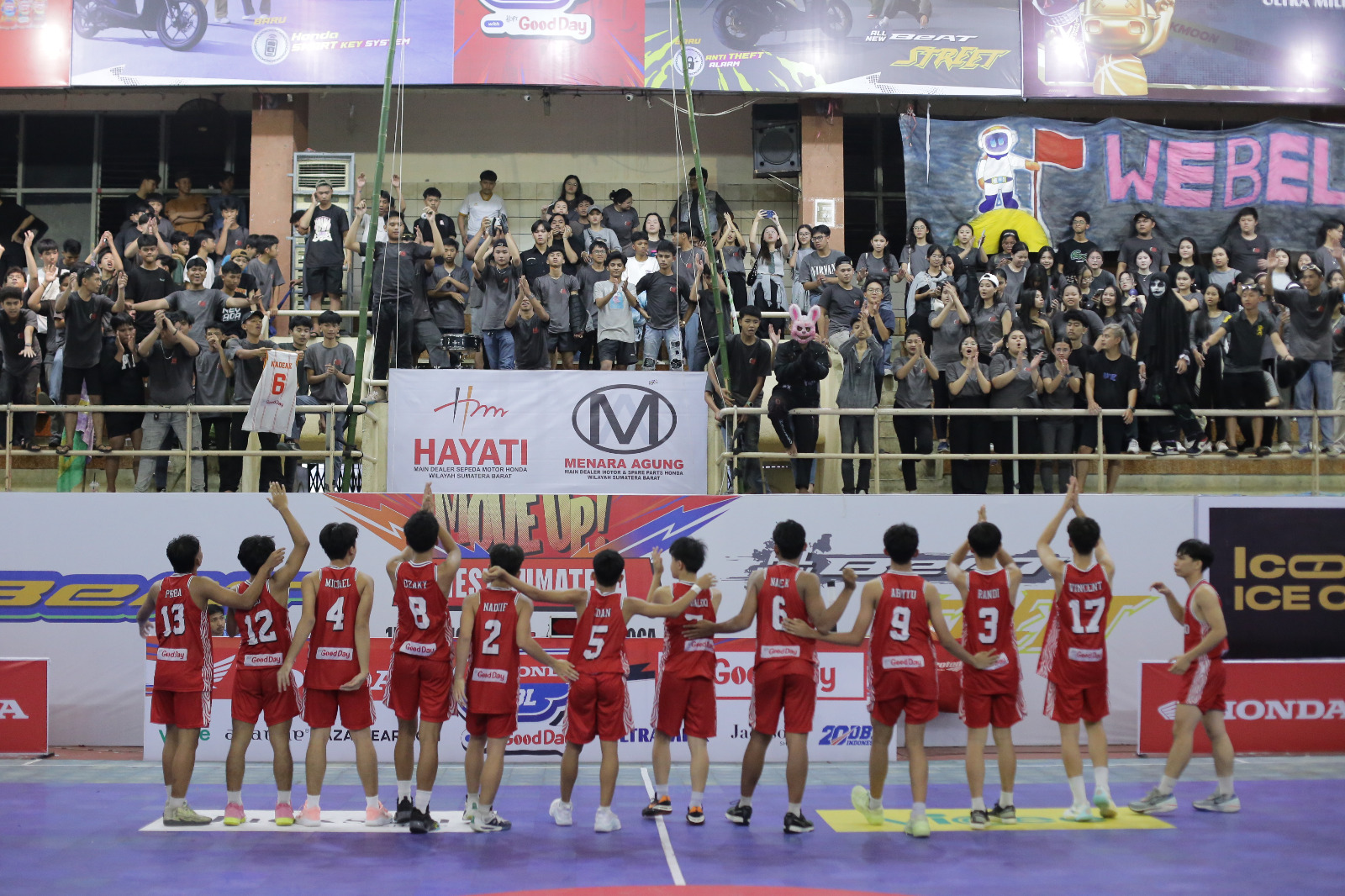Kebersamaan DB Mania dengan Tim Basket Putra SMA Don Bosco Padang di Honda DBL with Kopi Good Day West Sumatera.