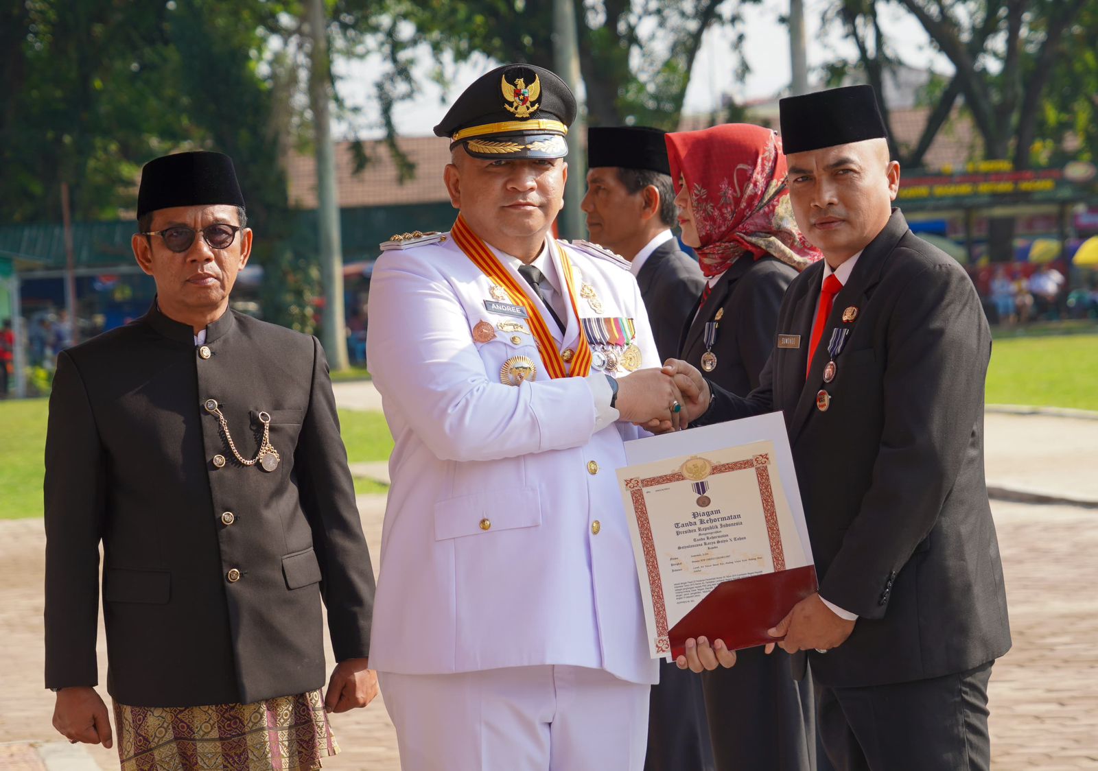 Pj Wali Kota Padang Andree Algamar menyerahkan piagam tanda kehormatan kepada ASN saat upacara peringatan HUT ke-79 RI, Sabtu (17/8). (DOK Prokopim Padang)