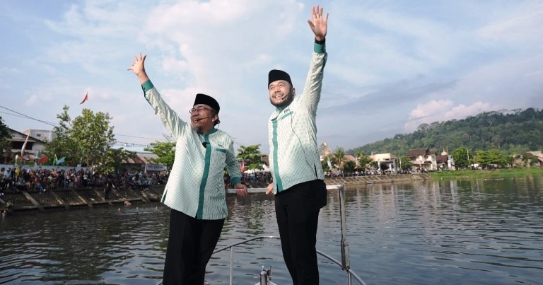 Deklarasi Fadly Amran & Maigus Nasir sebagai pasangan Calon Wali Kota dan Wakil Wali Kota Padang, di sungai Batang Arau, Kecamatan Padang Selatan, Minggu (18/8/2024).