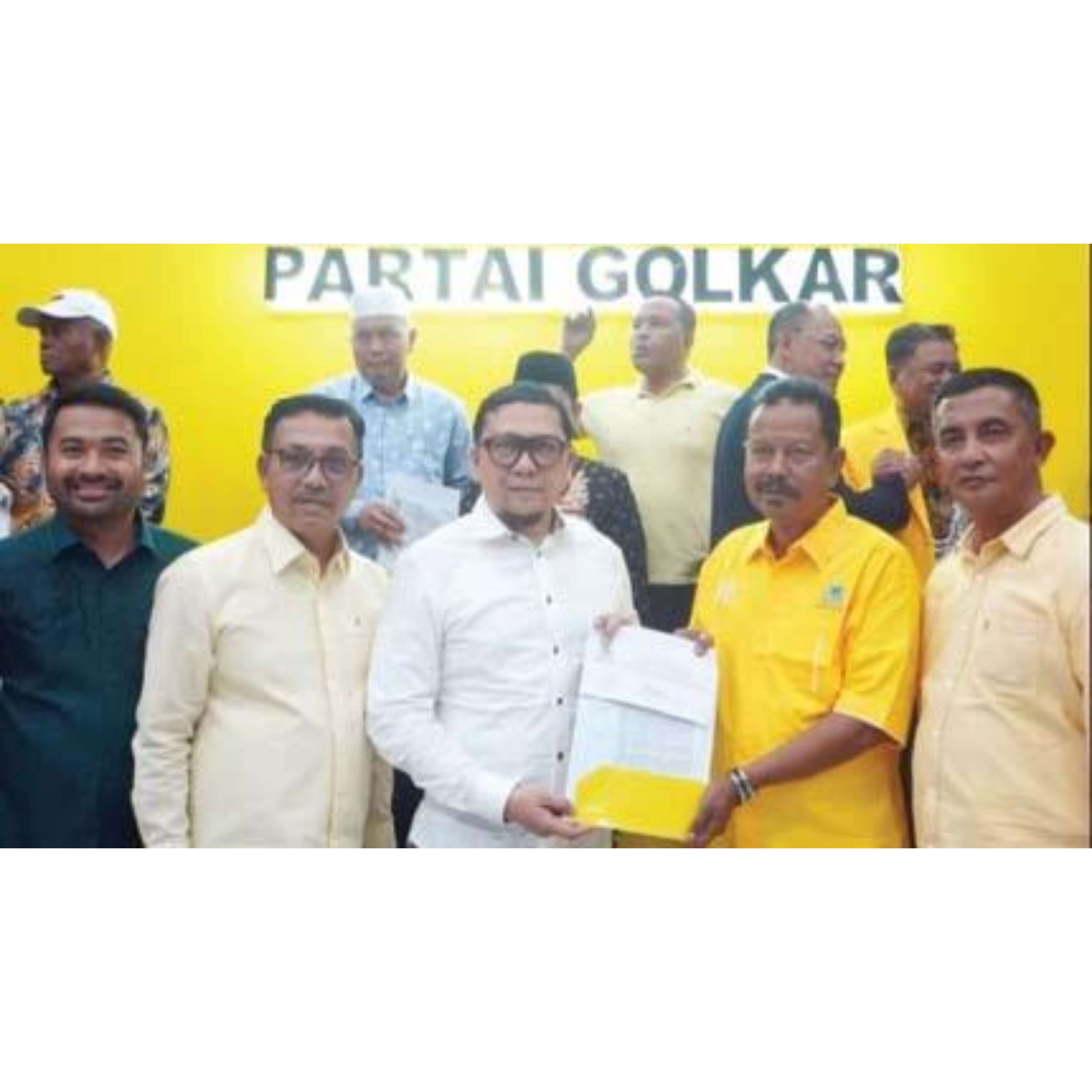 DIUSUNG: Mara Ondak dan Desrizal saat menerima rekomendasi Partai Golkar untuk maju di Pilkada Pasaman 2024. (DOK TIM MARA ONDAK DAN DESRIZAL)