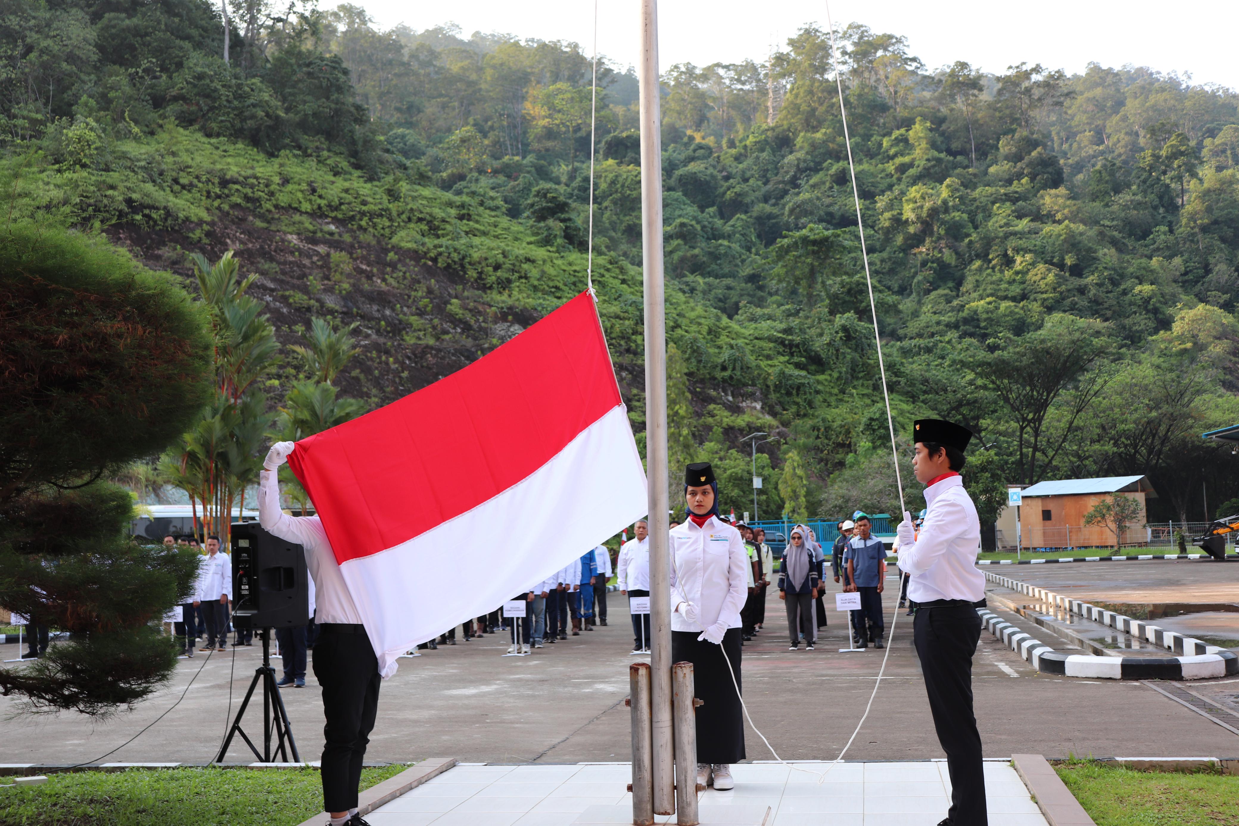 PENUH KHIDMAT: Pengibaran Sang Merah Putih di perayaan HUT RI ke 79 yang diikuti oleh seluruh karyawan PLN IP UBP Teluk Sirih, di depan Office Building pada Sabtu (17/8).
