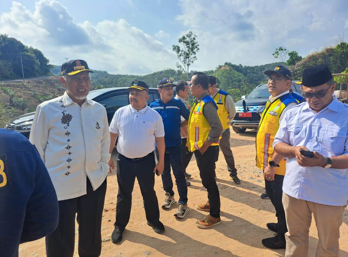 FOKUS PEMBANGUNAN: Gubernur Sumbar Mahyeldi Ansharullah bersama Kepala Dinas BMCKTR Sumbar Era Sukma Munaf saat meninjau pembangunan akses Teluk Tapang. (DOKUMEN DINAS BMCKTR SUMBAR)