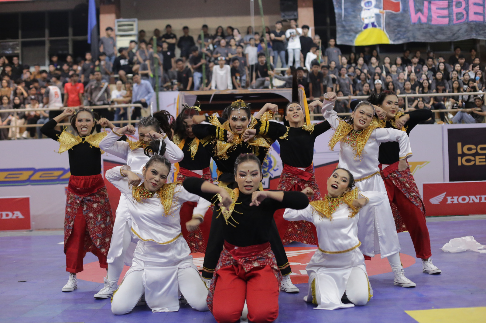 Tim Dance SMA Don Bosco Padang saat tampil di DBL Dance Competition 2024.