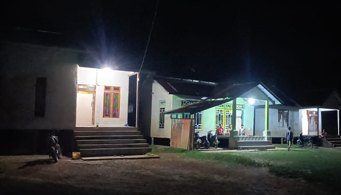 Suasana malam hari di Desa Sukabangun, Kabupaten Bengkayang sudah terang benderang dengan adanya listrik.