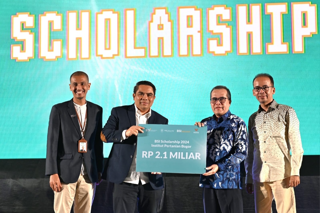 Direktur Penjualan dan Distribusi BSI Anton Sukarna serahkan bantuan program BSI Scholarship di IPB University. (Foto: Corcom)
