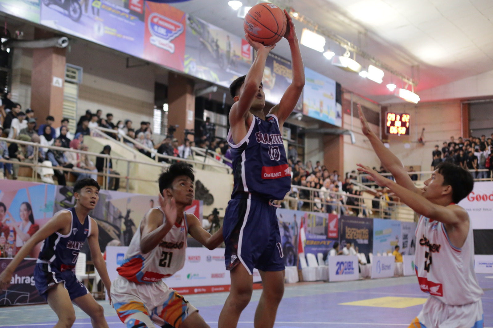 Tim Basket Putra SMAN 3 Bukittinggi melaju ke babak selanjutnya Honda DBL with Kopi Good Day West Sumatera usai mengalahkan SMAN 7 Padang.