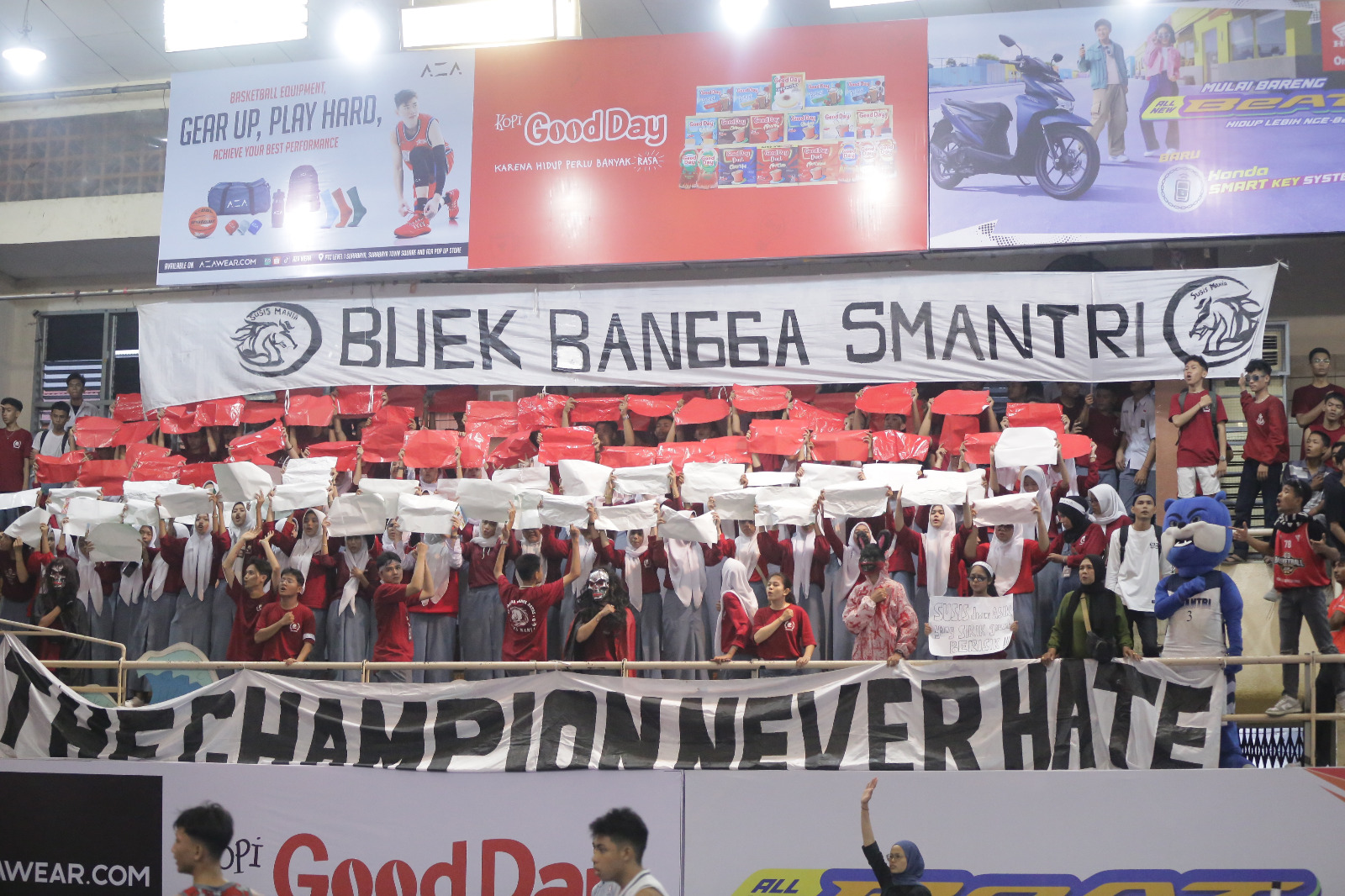 Koreo Merah Putih Susis Mania, suporter SMAN 3 Padang, di Honda DBL with Kopi Good Day West Sumatera.