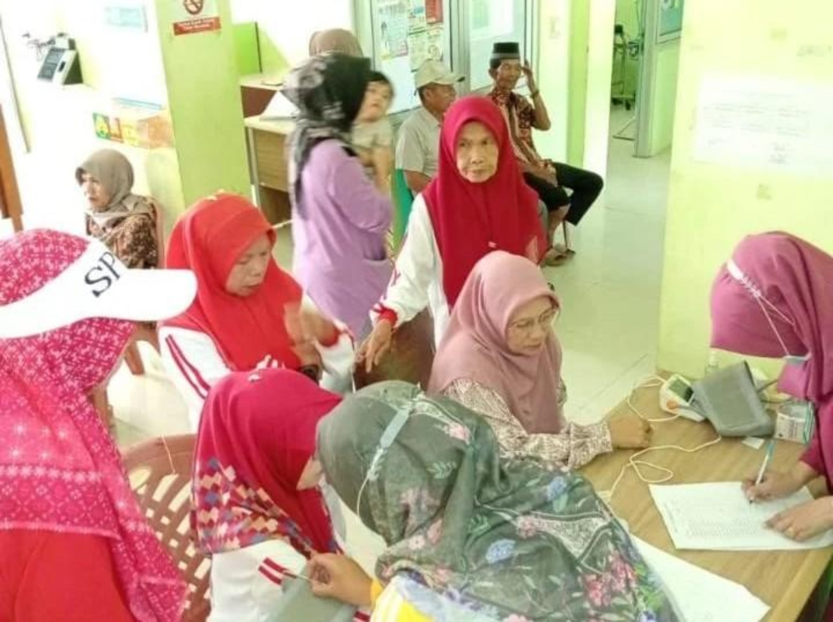 Petugas Prolanis UPT Puskesmas Koto Berapak Bayang melakukan pemeriksaan kesehatan terhadap masyarakat yang tergabung pada kelompok Prolanis. (dok Dinas Kesehatan)