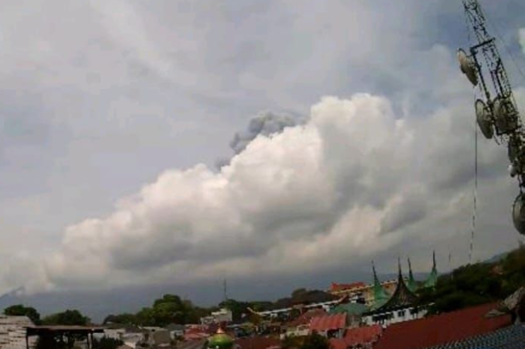 Gunung Marapi yang terletak di Kabupaten Tanahdatar dan Agam, Provinsi Sumatera Barat, mengalami erupsi pada pukul 12:40 WIB, Rabu (21/8/2024). (Foto: PVMBG)
