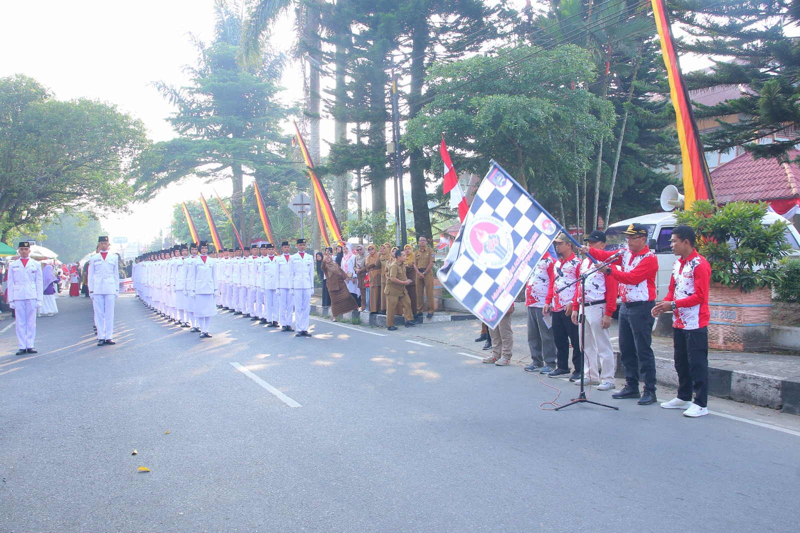 SEMARAK: Kegiatan Pawai Alegoris Pemko Limapuluh Kota saat dilepas Sekko Payakumbuh Rida Ananda, Senin (19/8). (PEMKO PAYAKUMBUH UNTUK PADEK)